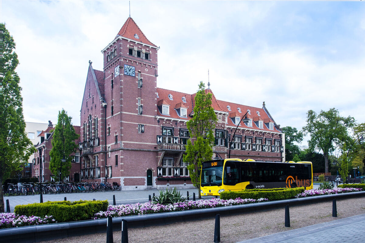 U-OV bus rijdt voor het stadhuis in Zeist