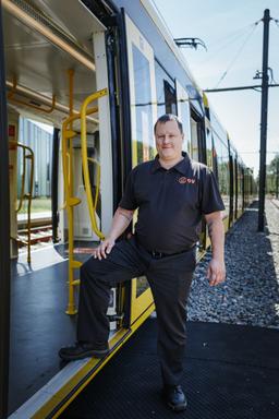 Trammachinist staat bij de tram in U-OV
